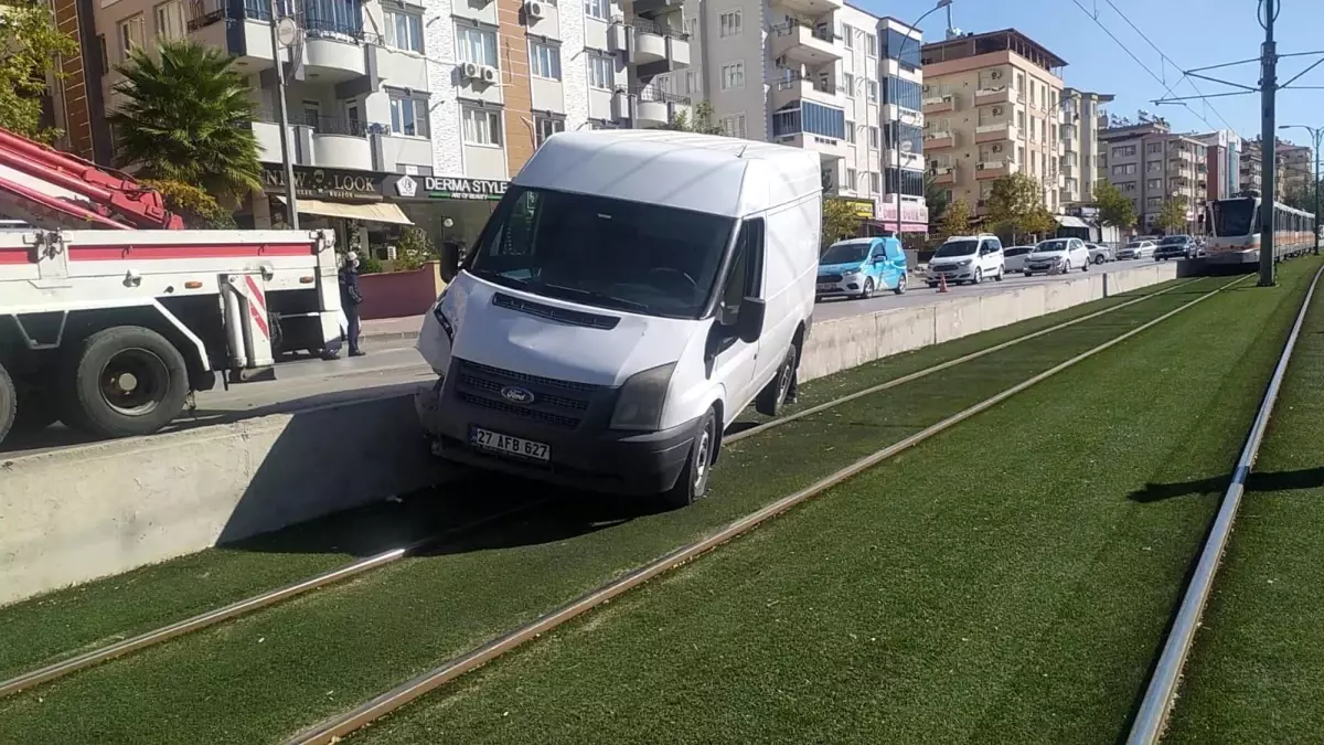 Dört araç birbirine girdi, araçlardan biri tramvay yoluna uçtu