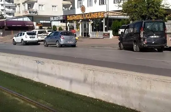 Dört araç birbirine girdi, araçlardan biri tramvay yoluna uçtu