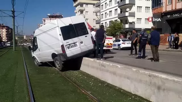 Dört araç birbirine girdi, araçlardan biri tramvay yoluna uçtu