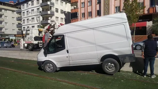Dört araç birbirine girdi, araçlardan biri tramvay yoluna uçtu