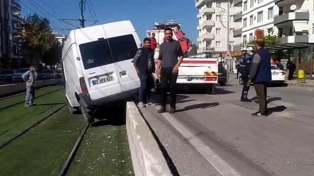 Dört araç birbirine girdi, araçlardan biri tramvay yoluna uçtu