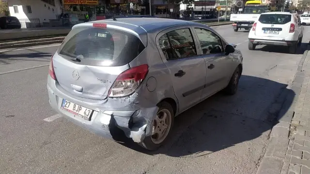 Dört araç birbirine girdi, araçlardan biri tramvay yoluna uçtu