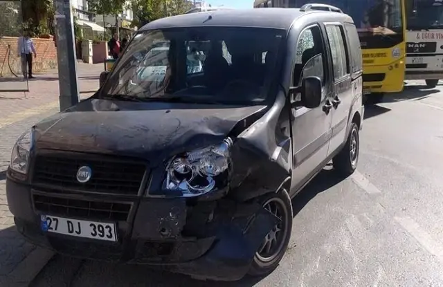 Dört araç birbirine girdi, araçlardan biri tramvay yoluna uçtu