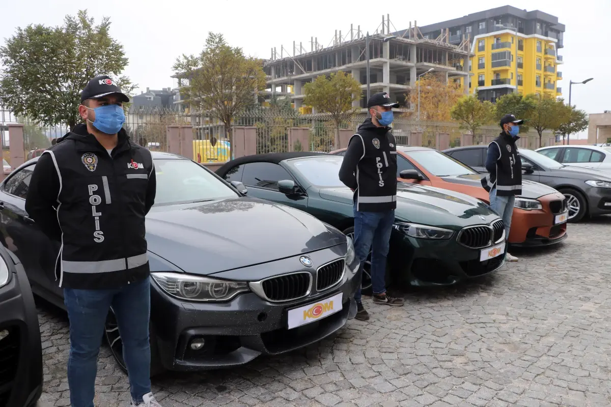 Edirne merkezli 'ikiz plaka' yöntemiyle kaçakçılık yapanlara yönelik operasyon! Milyonluk araçlara el konuldu