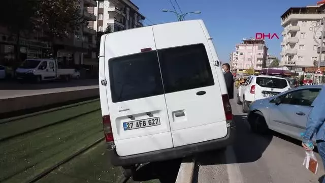 GAZİANTEP'TE ZİNCİRLEME TRAFİK KAZASINDA MADDİ HASAR MEYDANA GELDİ - YENİDEN