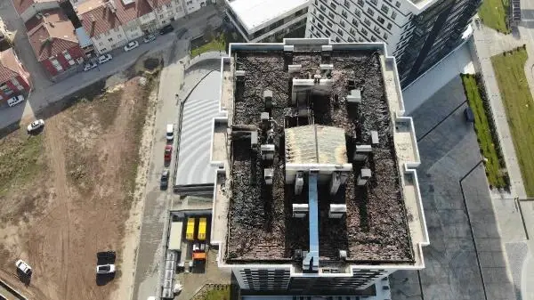 İşten çıkarıldığı apartmanın çatısını yakan kapıcı tutuklandı; 11 milyon liralık zarar var