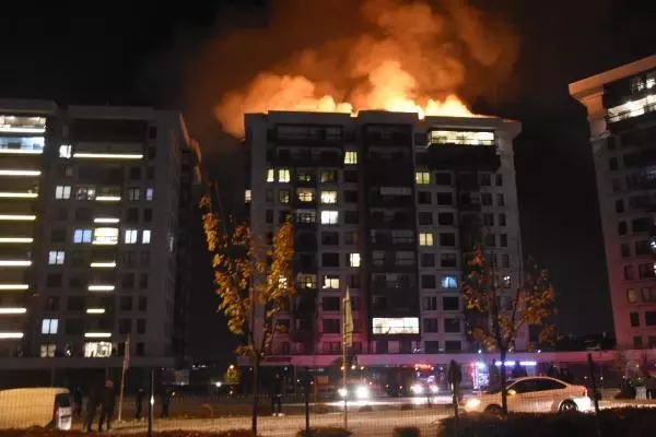 İşten çıkarıldığı apartmanın çatısını yakan kapıcı tutuklandı; 11 milyon liralık zarar var