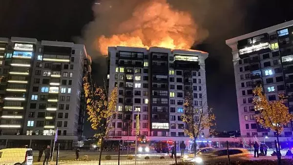 İşten çıkarıldığı apartmanın çatısını yakan kapıcı tutuklandı; 11 milyon liralık zarar var