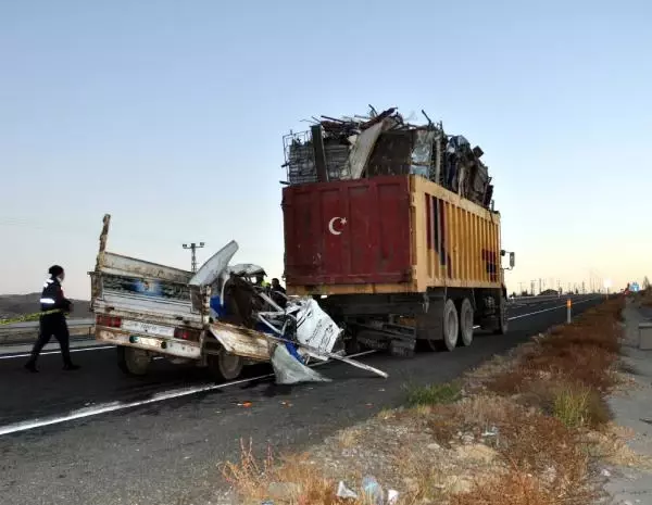 Kamyon kamyonete çarptı; feci kazada baba yaralandı, kızı öldü