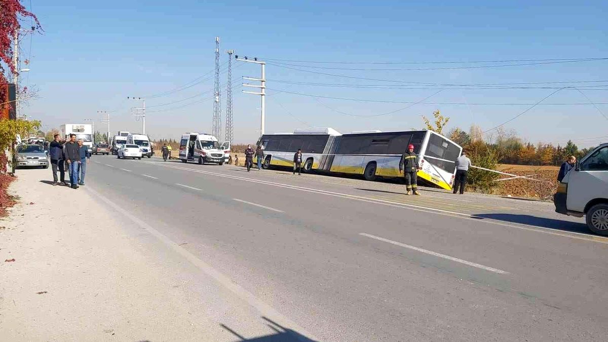 Belediye otobüsü şarampole düştü: 17 yaralı