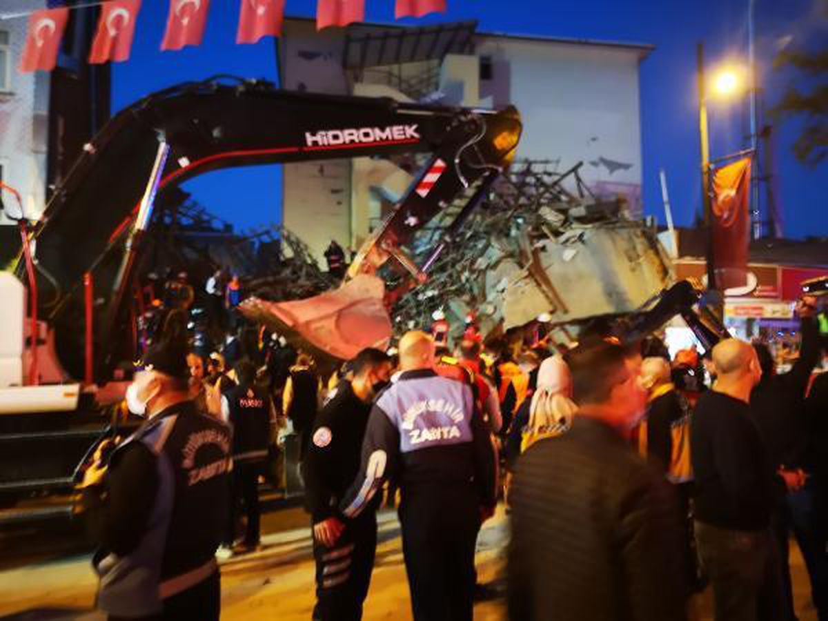 Malatya'da 2 katlı bina çöktü: 13 kişi kurtarıldı (3)- Yeniden