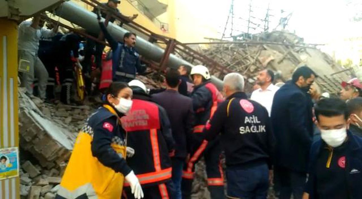 Malatya'da bina çöktü: Enkaz altında yaralılar var