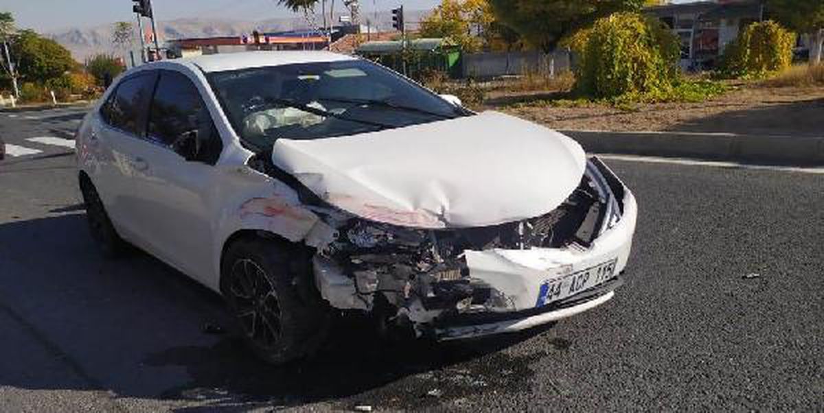 Malatya'da otomobiller kafa kafaya çarpıştı; 4 yaralı
