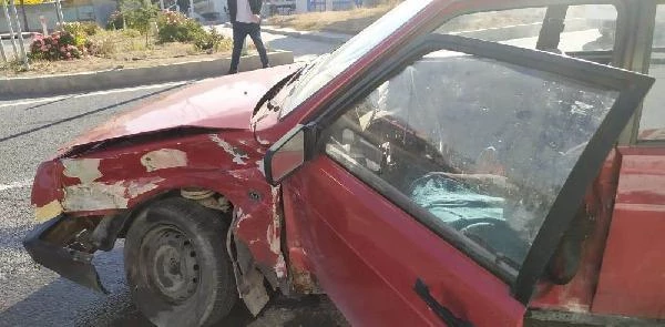 Malatya'da otomobiller kafa kafaya çarpıştı; 4 yaralı