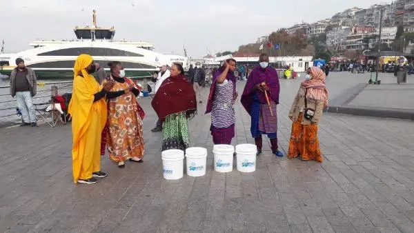 Masailer başlarında su kovalarıyla İstanbul'da yürüdüler