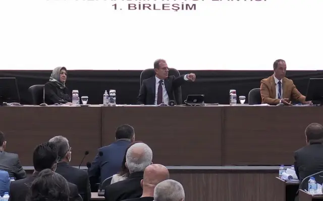 Mersin Büyükşehir Belediyesi meclis toplantısında gerginlik (1)