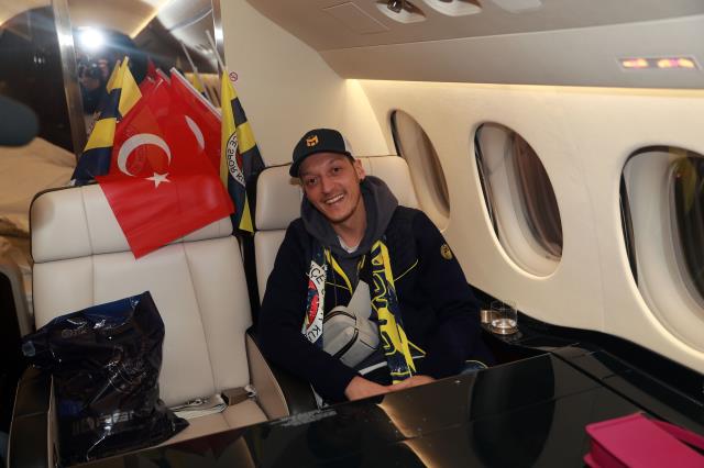 Mesut Özil yuvadan uçuyor! Resmi teklif için İstanbul'a geldiler