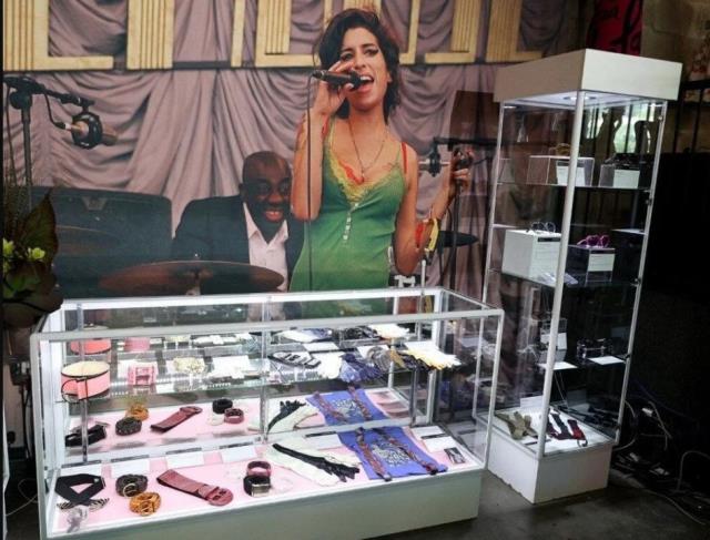Müzikçi Amy Winehouse'un eşyaları bağımlılık meseleleri olan gençler için müzayedeye çıktı