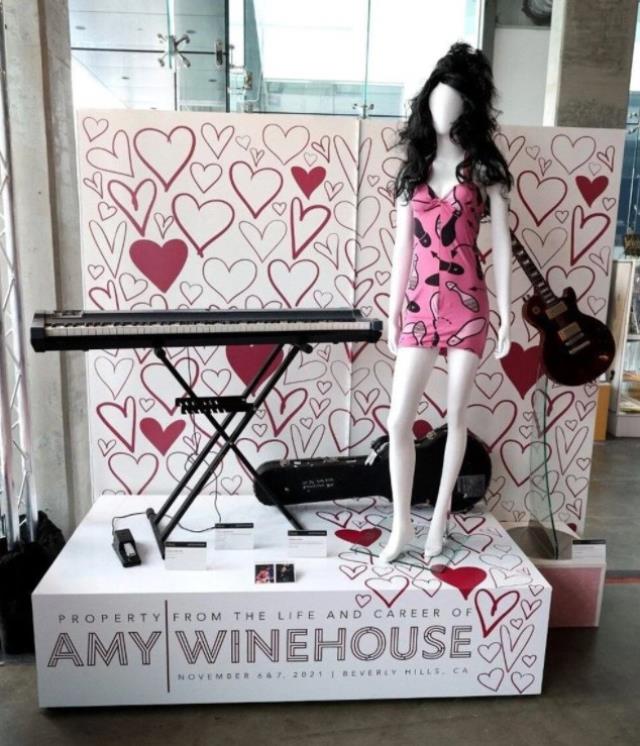 Müzikçi Amy Winehouse'un eşyaları bağımlılık meseleleri olan gençler için müzayedeye çıktı