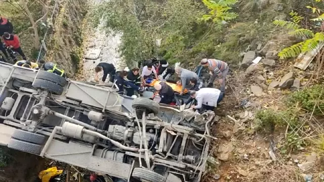 Kocaeli'de servis midibüsü dere yatağına uçtu, çok sayıda yaralı var Kocaeli'de servis midibüsü dere yatağına uçtu, çok sayıda yaralı var