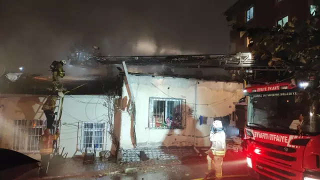 Son dakika haberi... Ümraniye'de gecekonduda çıkan yangın söndürüldü