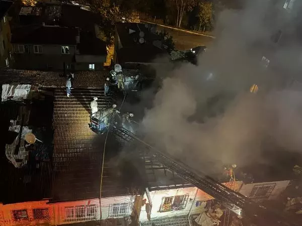 ÜMRANİYE'DE GECEKONDUNUN ÇATISI ALEV ALEV YANDI