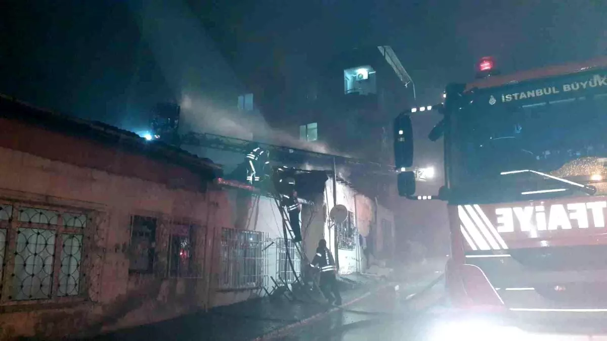 Ümraniye'de tek katlı ev alevlere teslim oldu