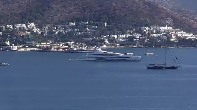 Ünlü iş insan Bill Gates'in mega yatı Bodrum Kalesi açıklarında