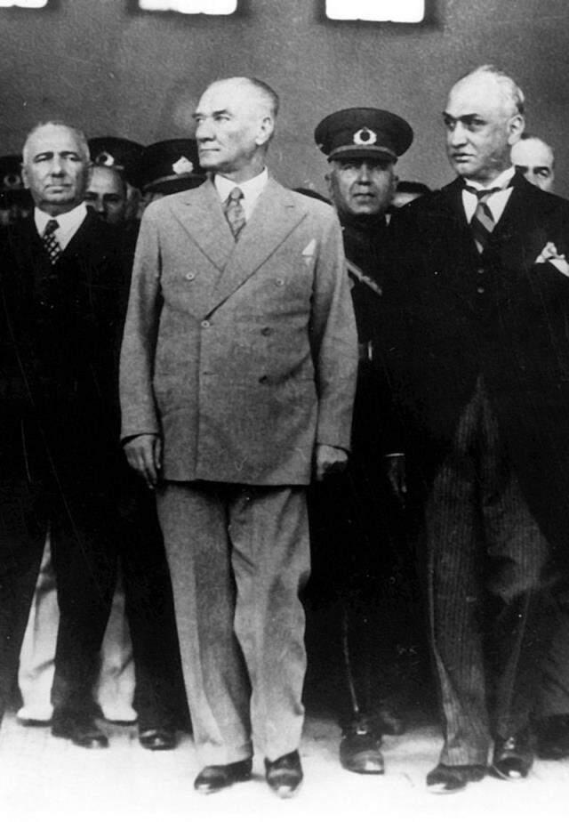 10 Kasım 1938'de Mustafa Kemal Atatürk'ün ölümü ve devlet cenaze töreni 10 Kasım 1938'de Mustafa Kemal Atatürk'ün ölümü ve devlet cenaze töreni