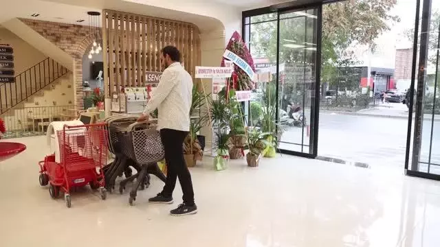 3 katlı süper eczane 6 dilde hizmet veriyor