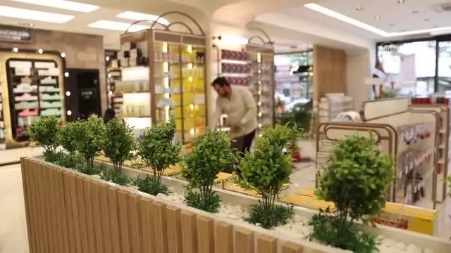 3 katlı süper eczane 6 dilde hizmet veriyor