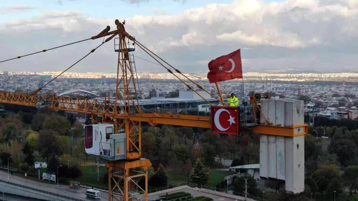 Atatürk sevgisi her yerde! Tam 80 metre yüksekte saygı duruşunda bulundu