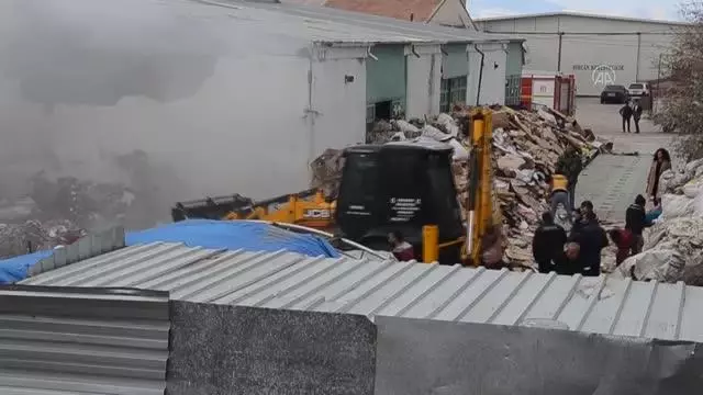 Atık kağıt deposunda çıkan yangın hasara yol açtı