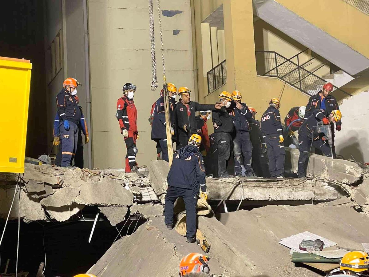 Bingöl AFAD ve SAR ekipleri Malatya'da arama kurtarma çalışmalarına katıldı