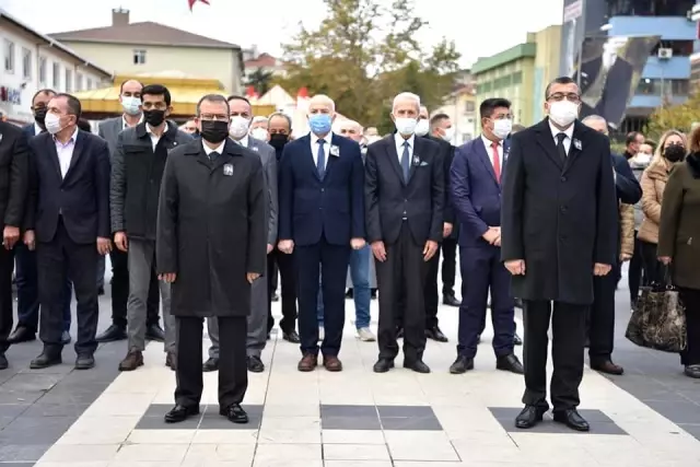 Yağmura aldırış etmediler, Ata'ya saygı için biraraya geldiler
