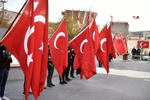 Yağmura aldırış etmediler, Ata'ya saygı için biraraya geldiler