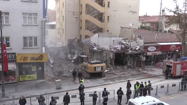 Çöken binanın kalan enkazını kaldırma çalışmaları tamamlandı