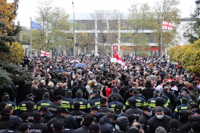 Son dakika! Eski Gürcistan Cumhurbaşkanı Saakaşvili'nin yargılanmasına başlandı