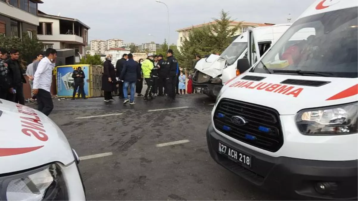 Halk otobüsü ile öğrenci servisi çarpıştı, 14 kişi yaralandı