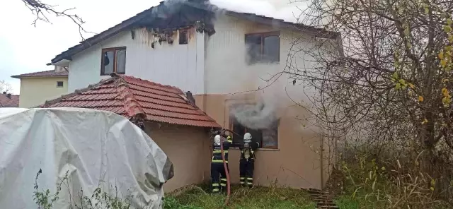 İki katlı ahşap ev alev alev yandı