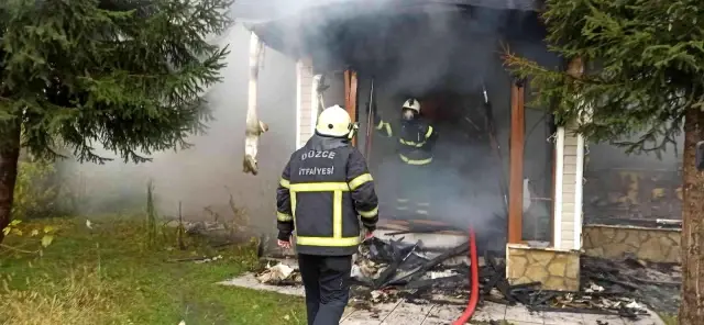 İki katlı ahşap ev alev alev yandı