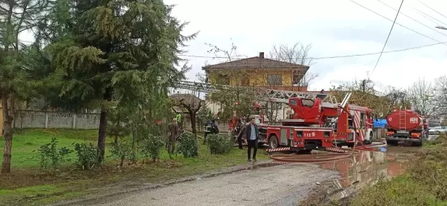 İki katlı ahşap ev alev alev yandı