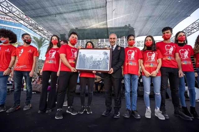 İzmirliler 10 Kasım'da 350 metrelik Atatürk posteriyle yürüdü