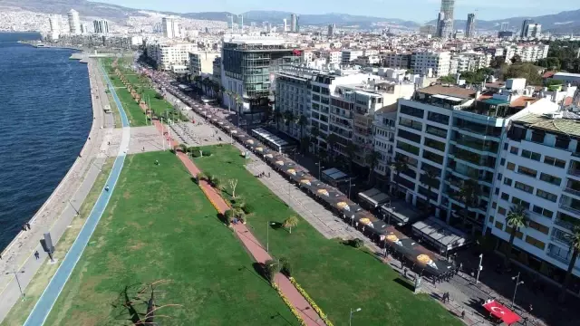 İzmirliler 10 Kasım'da 350 metrelik Atatürk posteriyle yürüdü