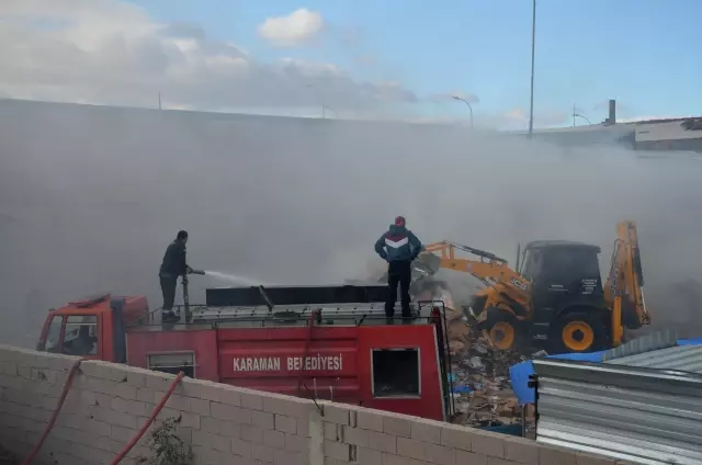 Atık kağıt deposunda çıkan yangın hasara yol açtı