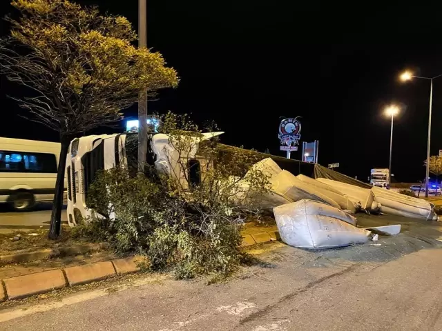 Virajı alamayan tır devrildi