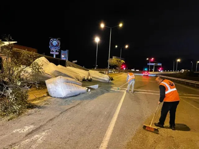 Virajı alamayan tır devrildi