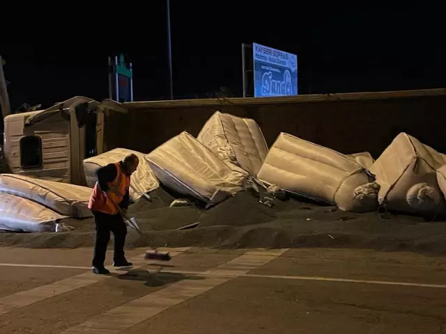Virajı alamayan tır devrildi