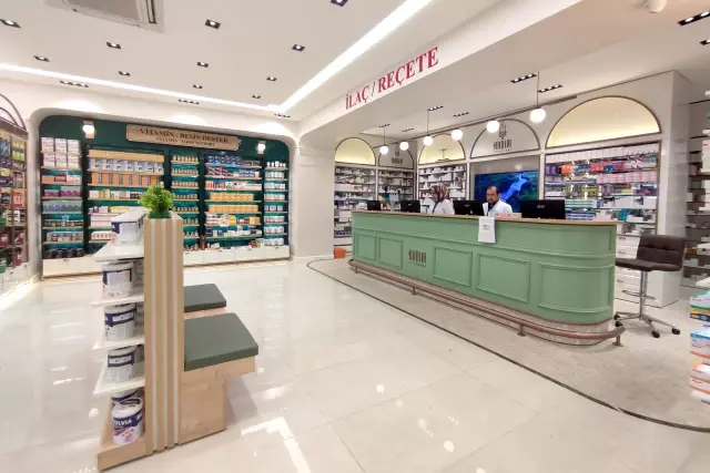 3 katlı süper eczane 6 dilde hizmet veriyor