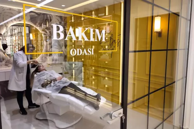 3 katlı süper eczane 6 dilde hizmet veriyor
